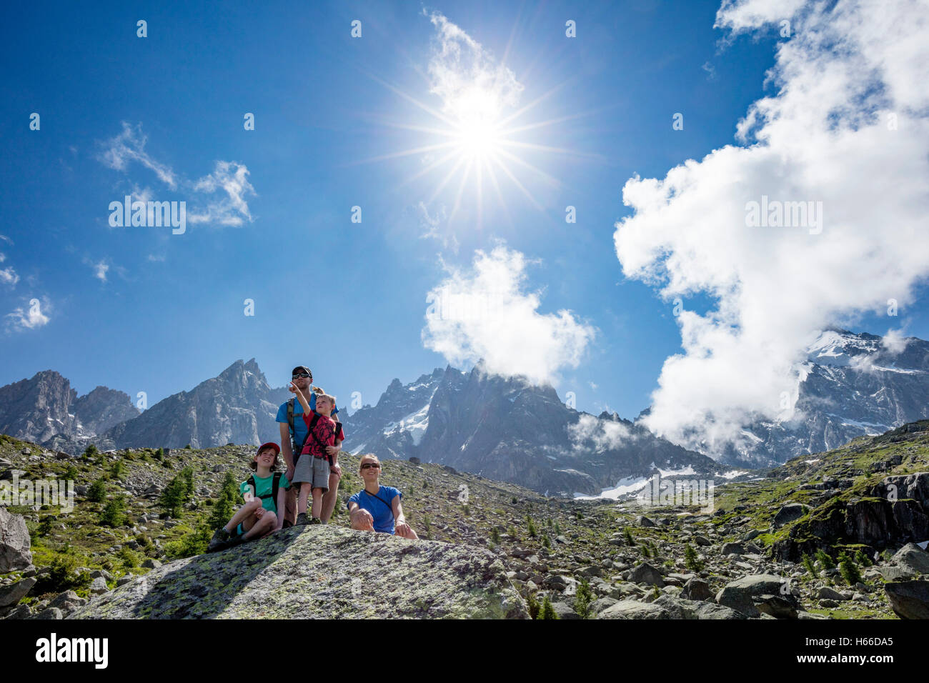 Famille randonnée sur le Grand Balcon Nord, vallée de Chamonix, Alpes, France. Banque D'Images