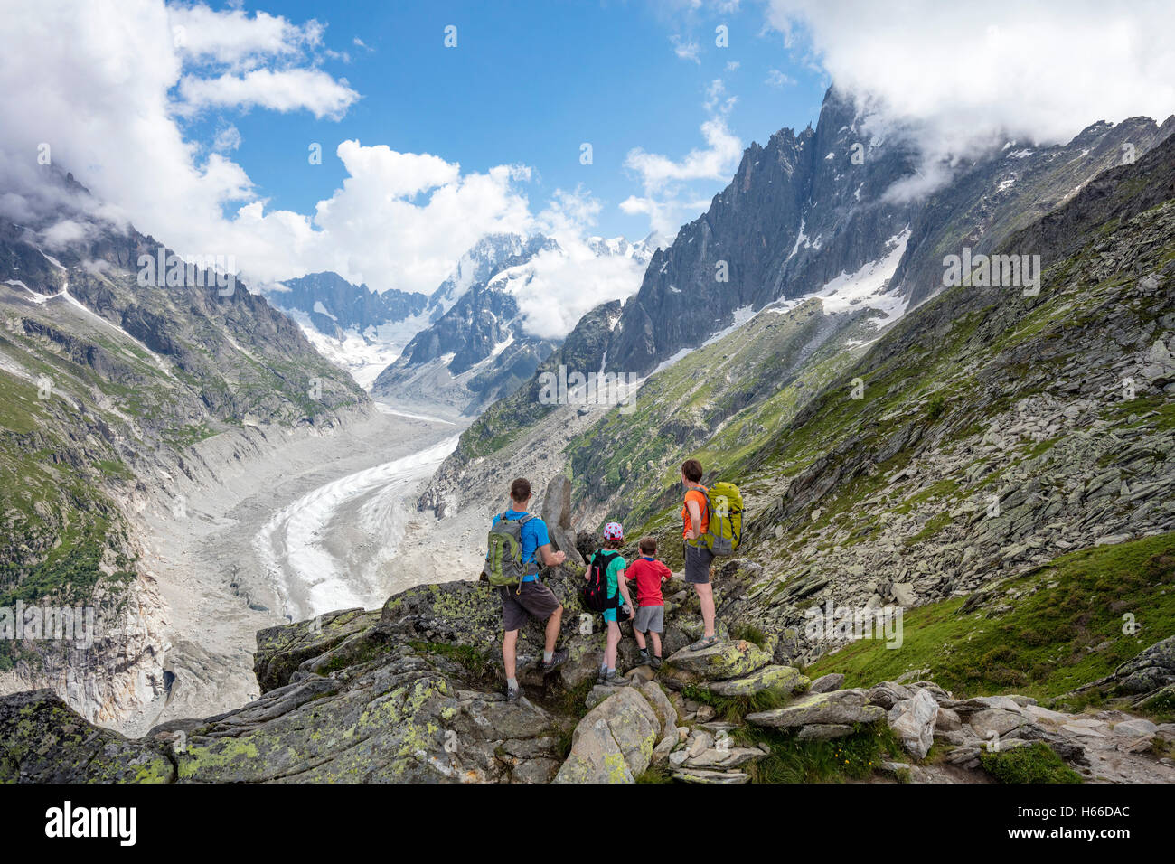 Randonnées à la famille dans l'ensemble de la Mer de Glace, train du Montenvers Signal Forbes. Vallée de Chamonix, Alpes, France. Banque D'Images