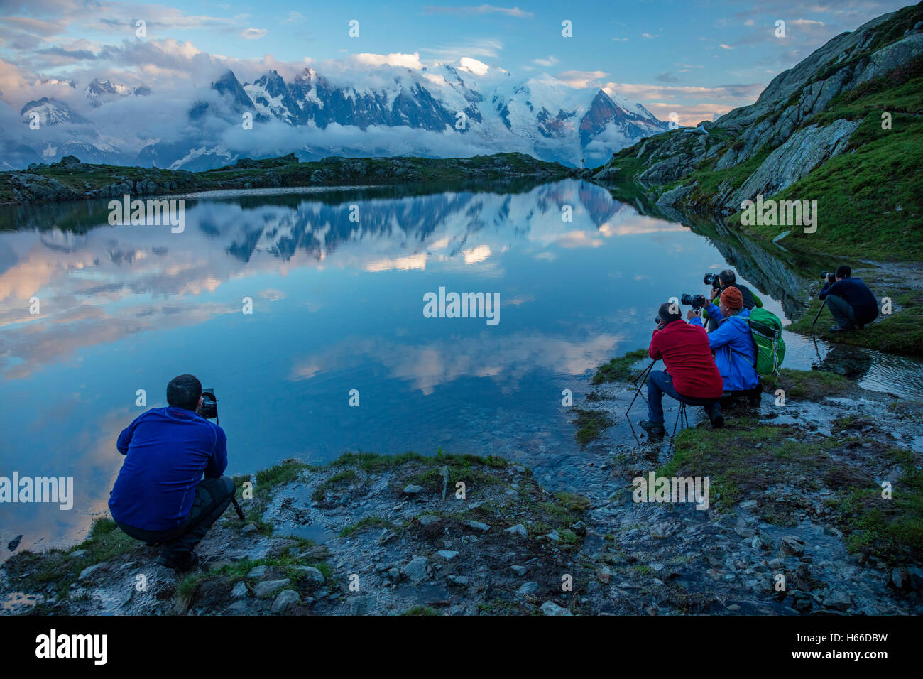 Lac des Cheserys photographes à côté, sous le massif du Mont Blanc, Chamonix, Alpes, France. Banque D'Images