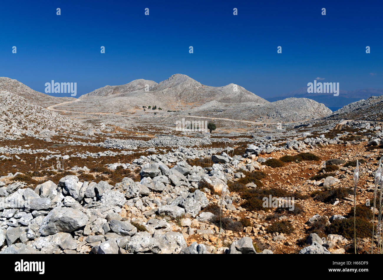 Et à distance de montagne sauvage en haut dans l'intérieur montagneux de l'île de Chalki île près de Rhodes, Dodécanèse, Grèce. Banque D'Images