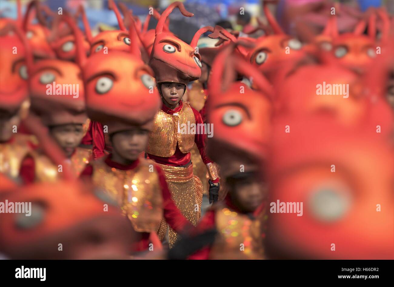 Le Sinulog Festival La ville de Cebu, aux Philippines. Street dancers dans de magnifiques costumes. Banque D'Images