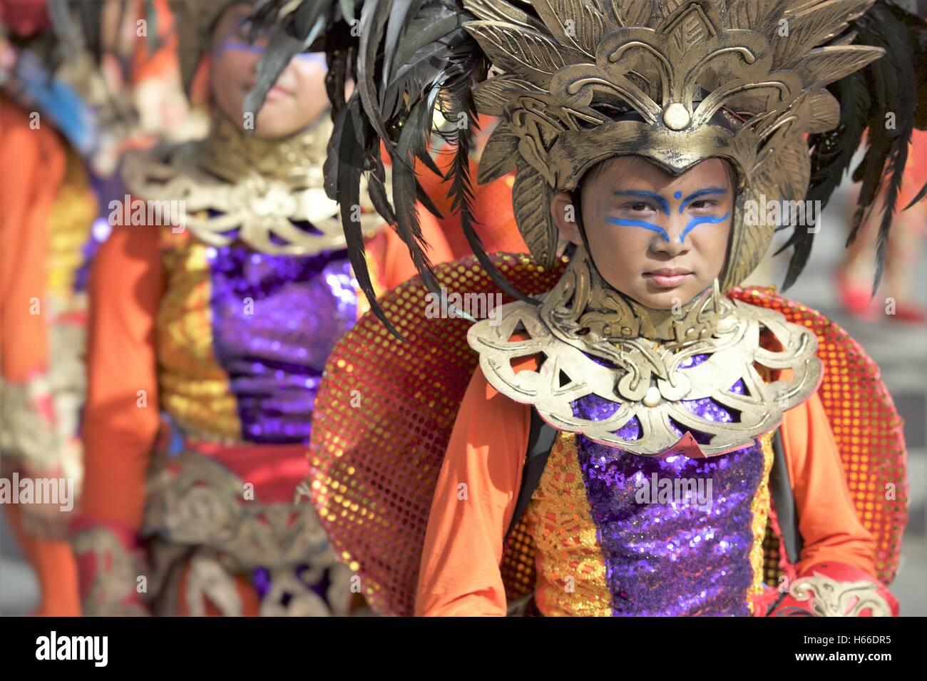Street dancers dans de magnifiques costumes colorés à l'Sinulog Festival qui a lieu chaque 3ème semaine de janvier chaque année. Banque D'Images