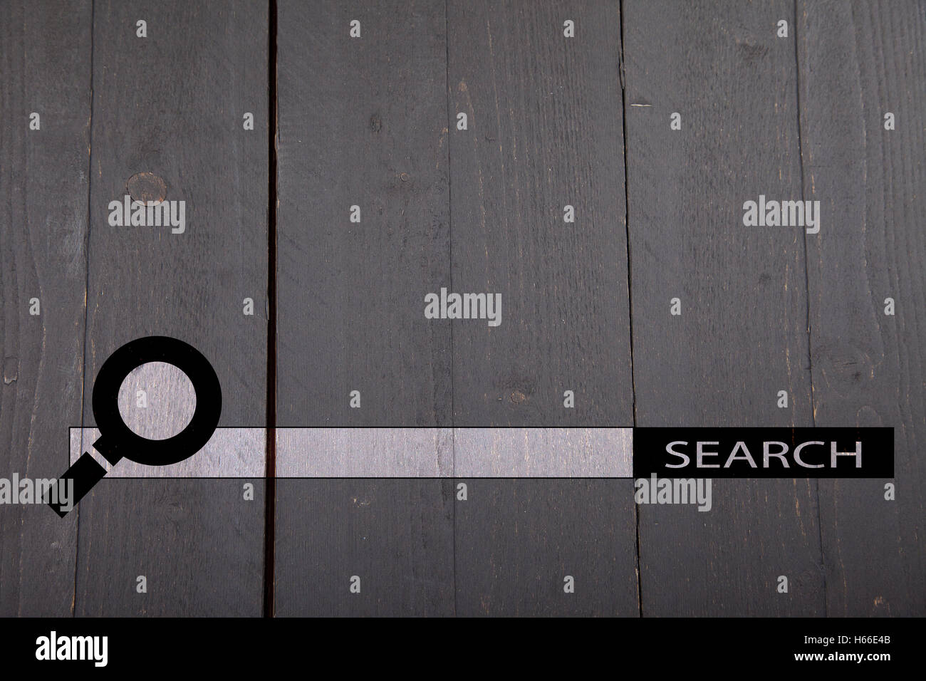 Barre de recherche Internet sur fond de bois noir Banque D'Images