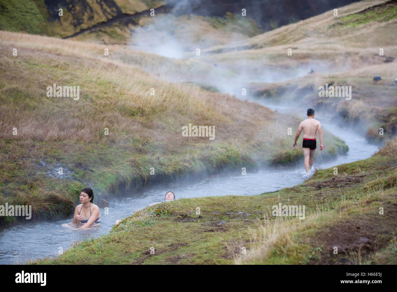 Les gens se baignent dans le geotermally d'eau chauffée d'une rivière à l'islandaise Hveragerdi Hot spring river trail, Hveragerði. Banque D'Images