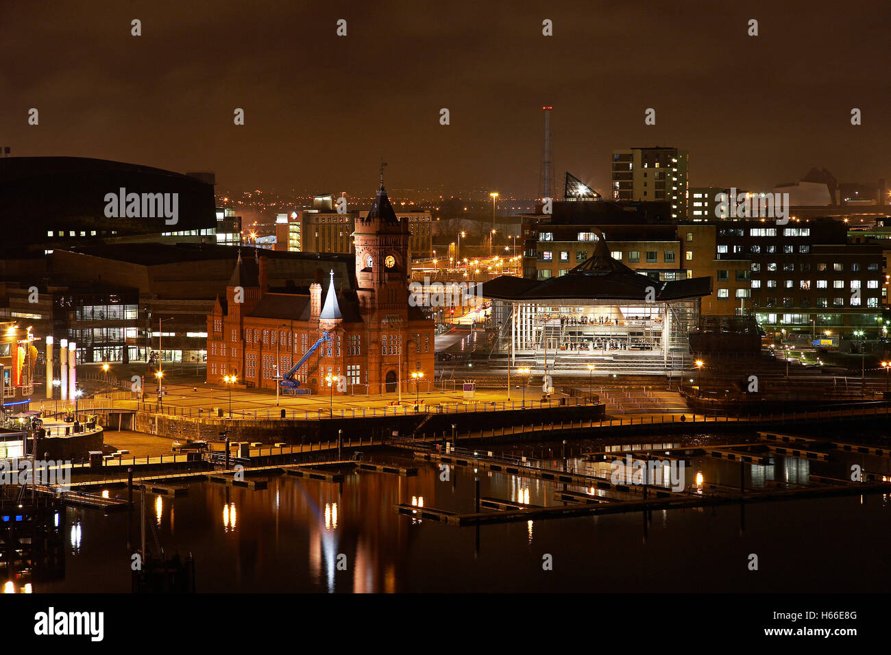 La baie de Cardiff au Pays de Galles du Sud nuit montrant les capacités et le Pierhead Welsh Assembly Building Banque D'Images