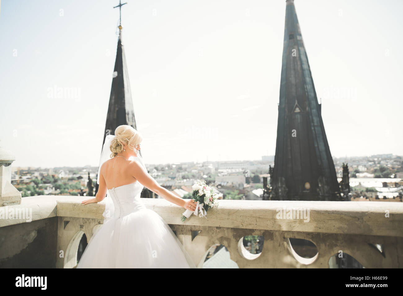 Belle Mariée de luxe avec balcon sur le paysage parfait Banque D'Images