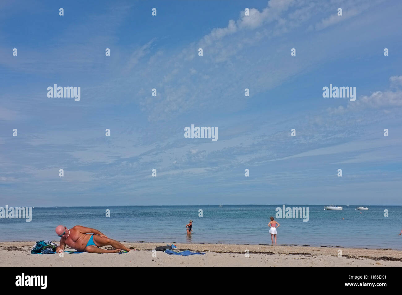 Un homme dans son 60's de soleil sur une plage de Quiberon, Bretagne, France Banque D'Images