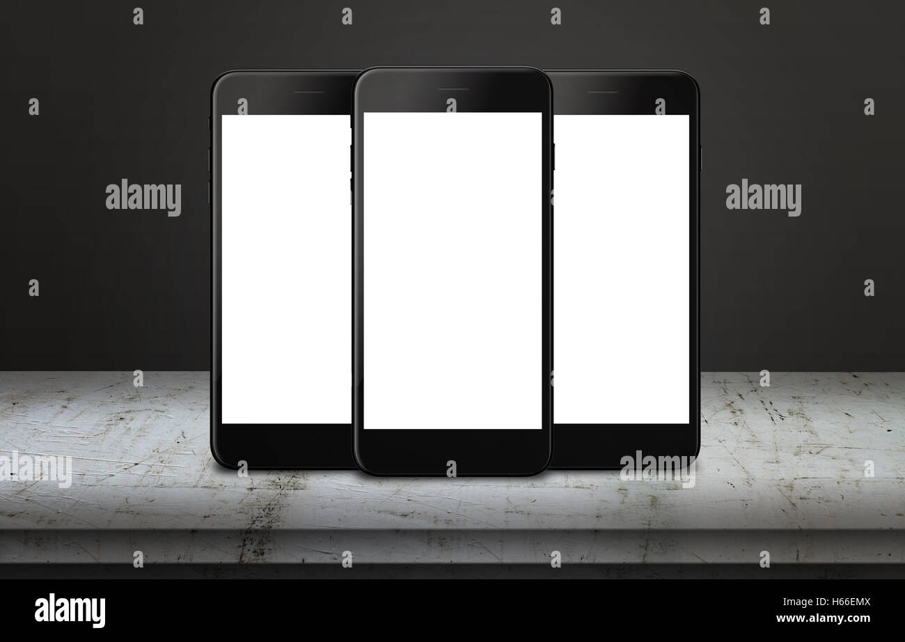 Trois mobile phones sur table avec affichage isolé pour une maquette. Mobile app ou une page web de présentation. Banque D'Images