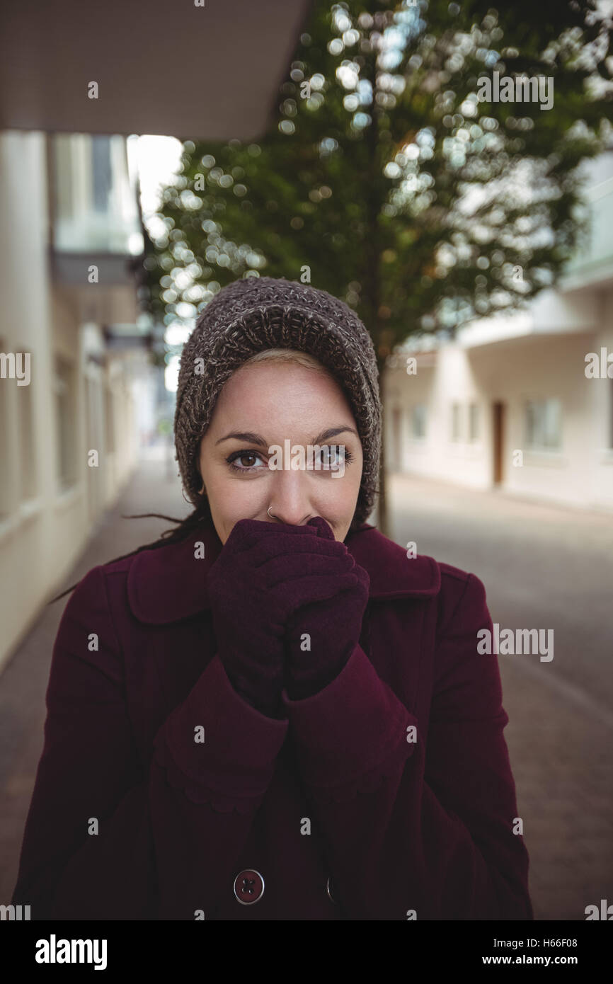 Femme tremblant de froid Banque D'Images