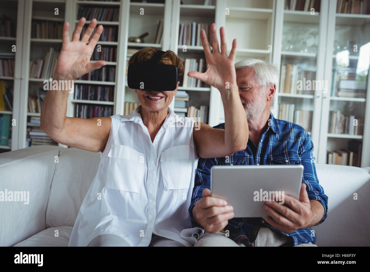 Senior couple casque de réalité virtuelle Banque D'Images