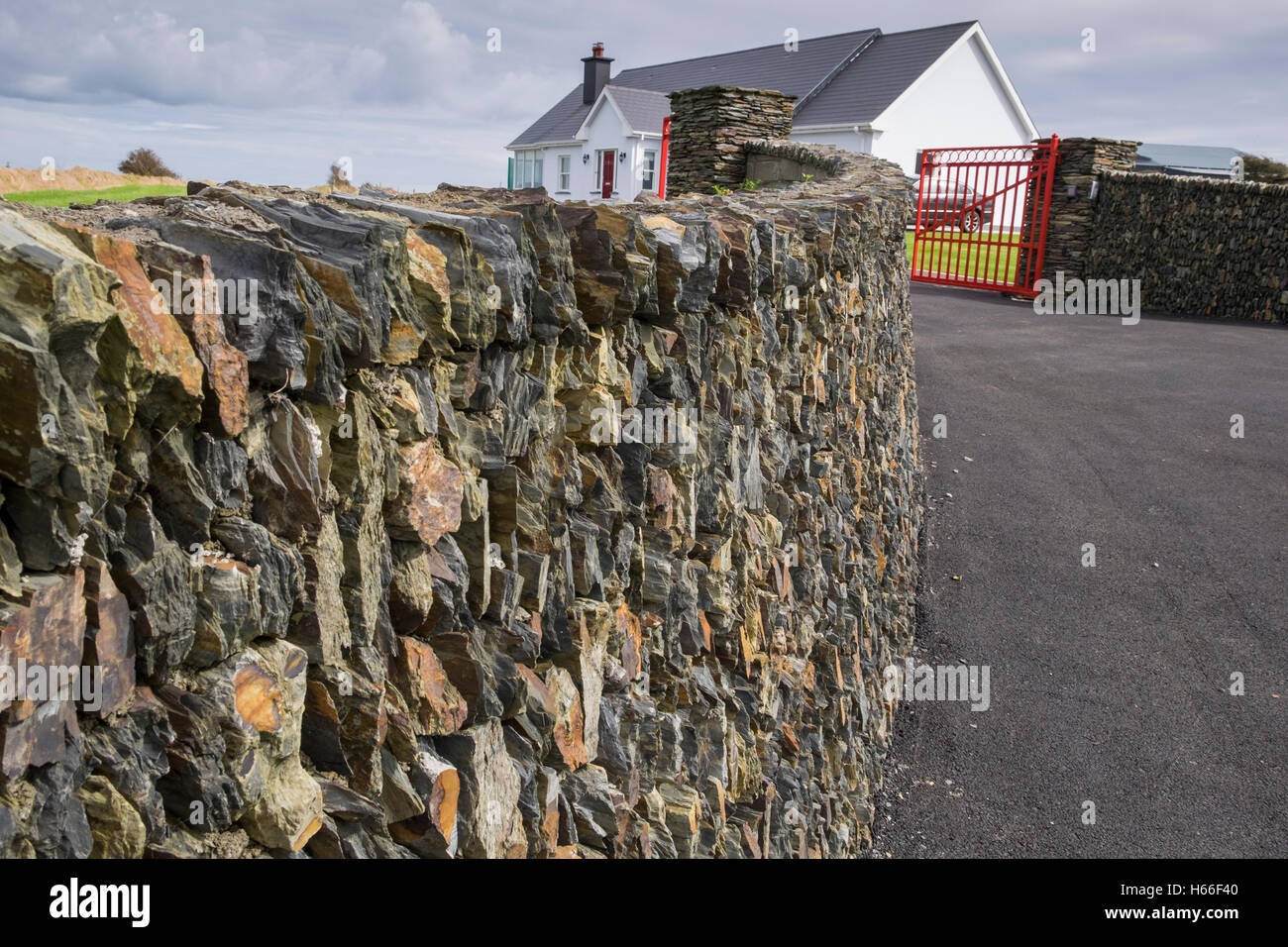 Mur en pierre naturelle décorative sur l'ancien chef de Kinsale, dans le comté de Cork, Irlande Banque D'Images