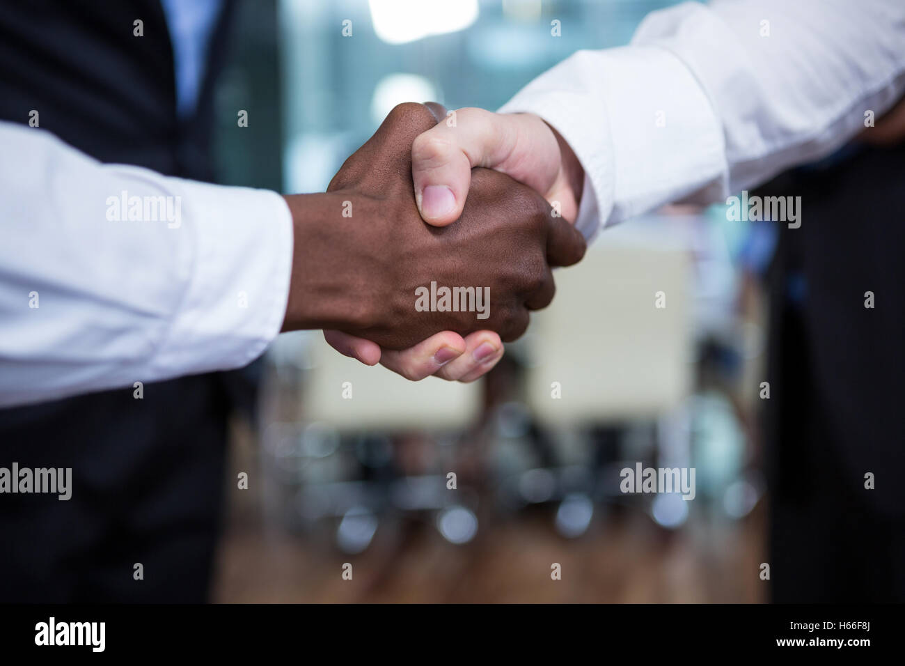 Businessman shaking hands with collègue Banque D'Images