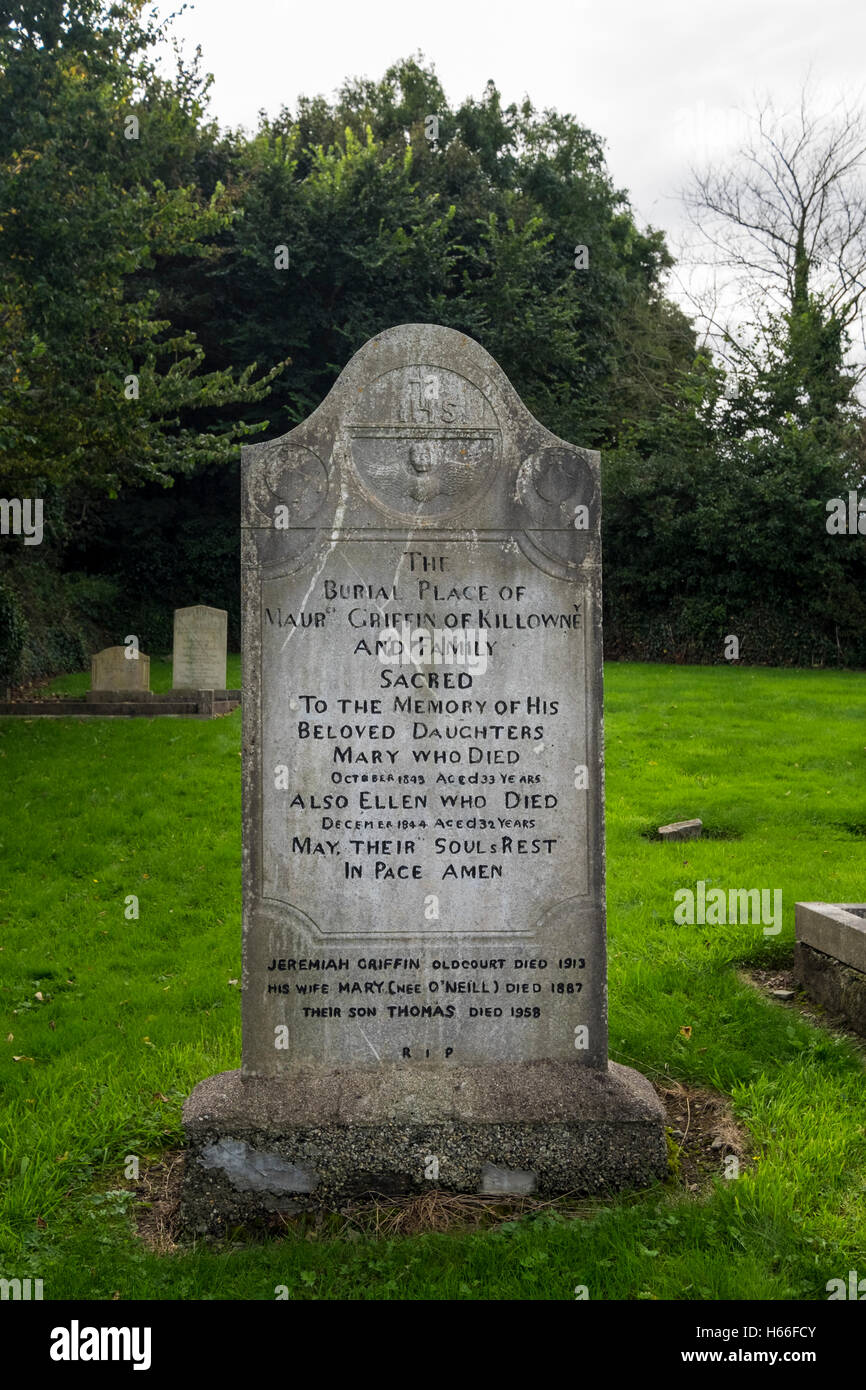 Pierre tombale avec l'orthographe du mot Paix comme rythme, dans Courtaparteen cimetière, Sandycove, comté de Cork, Irlande Banque D'Images