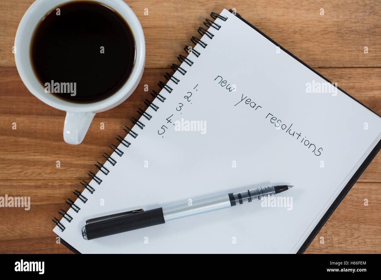 Close-up of Coffee cup avec carnet et stylo Banque D'Images