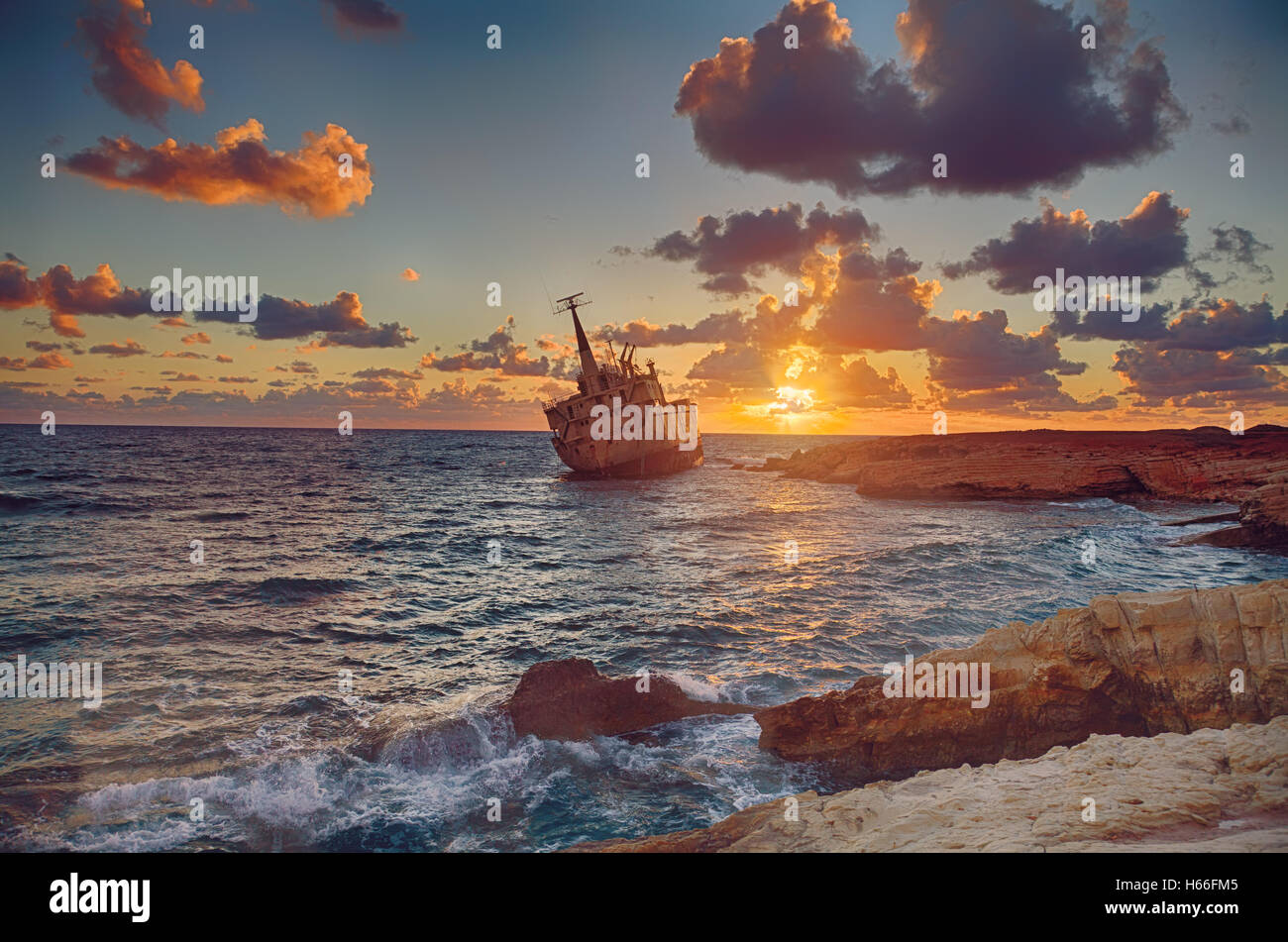 Seascape : bateau fait naufrage près de l'EDRO III rocky shore au coucher du soleil. Méditerranée, près de Paphos. Chypre Banque D'Images