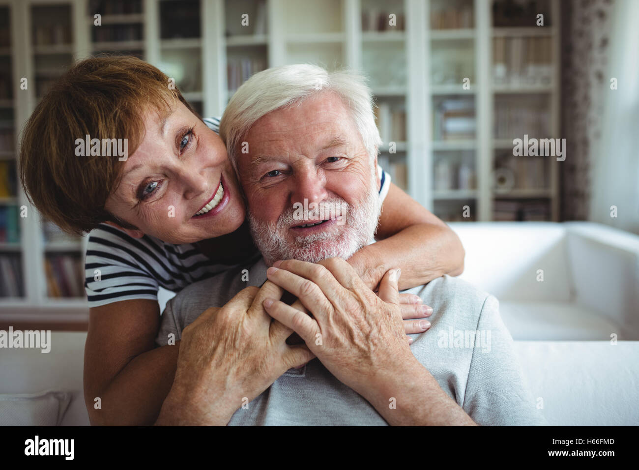 Senior woman embracing man at home Banque D'Images