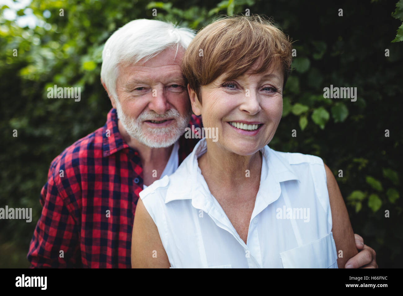 Senior couple smiling outdoors Banque D'Images