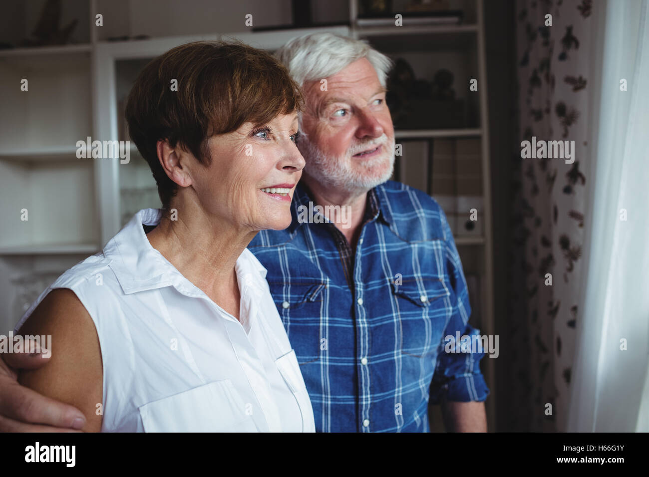 Couple à la recherche d'une fenêtre Banque D'Images