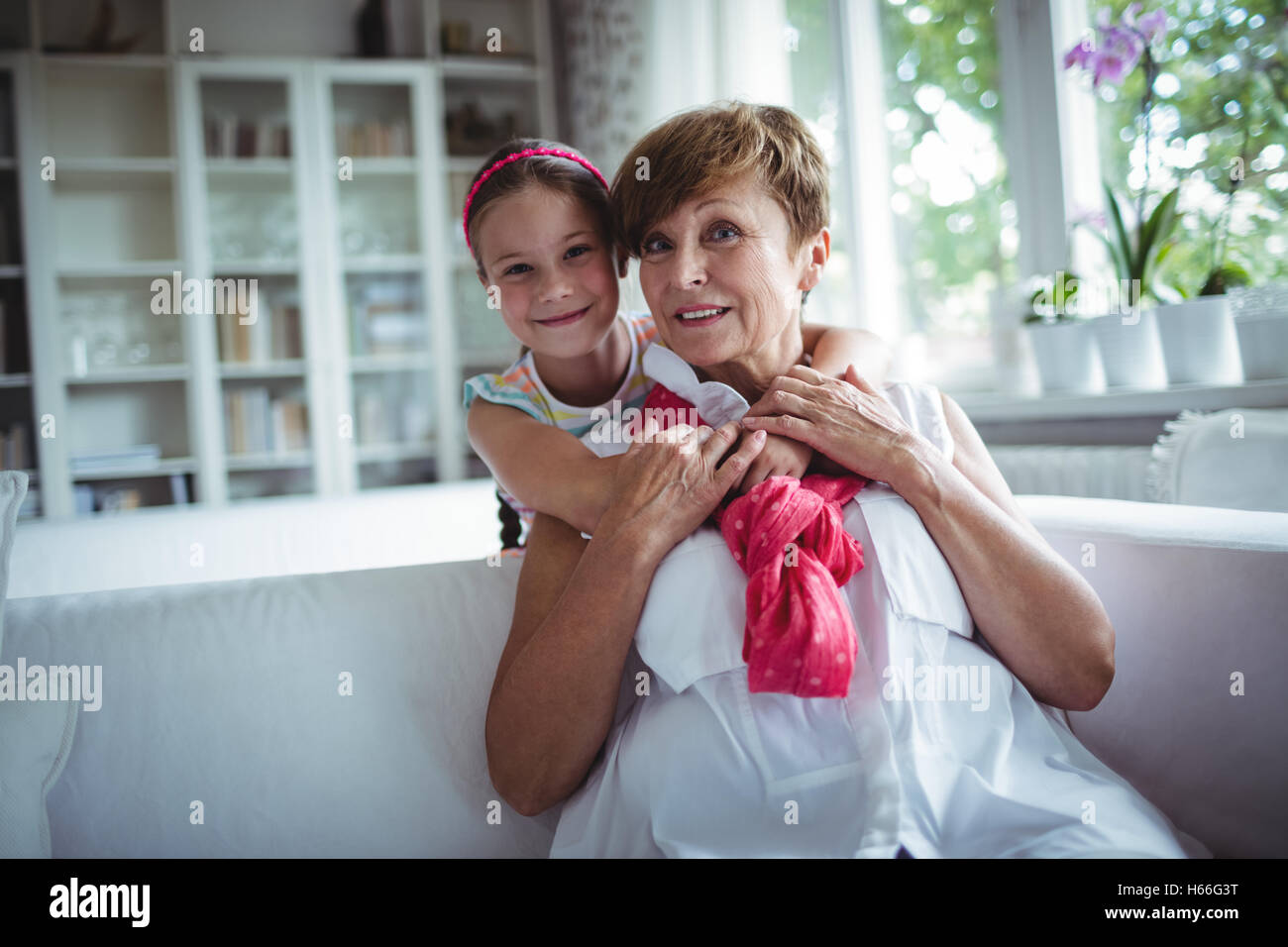 Portrait de petite fille embrasser sa grand-mère Banque D'Images