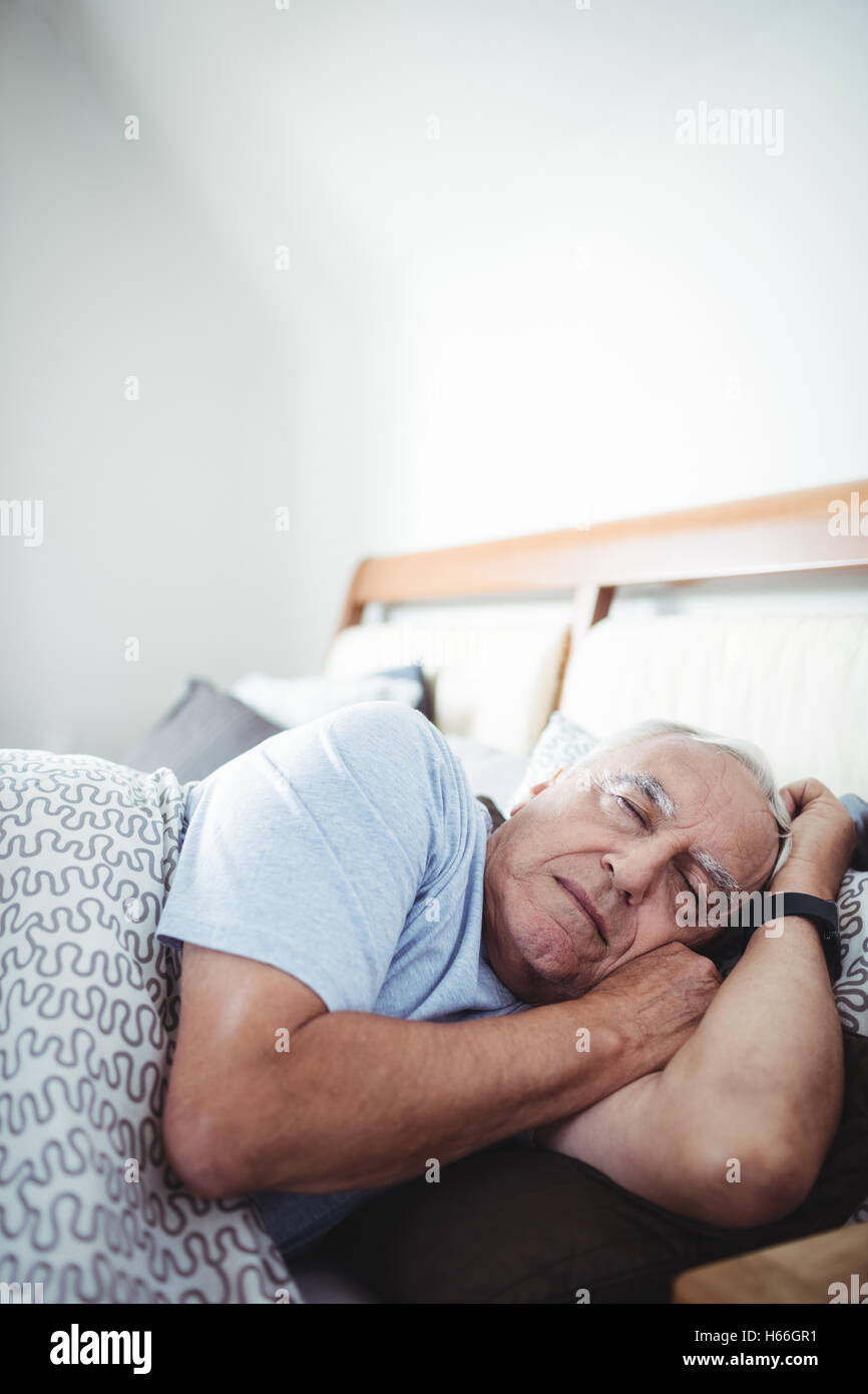 Senior man sleeping on bed Banque D'Images