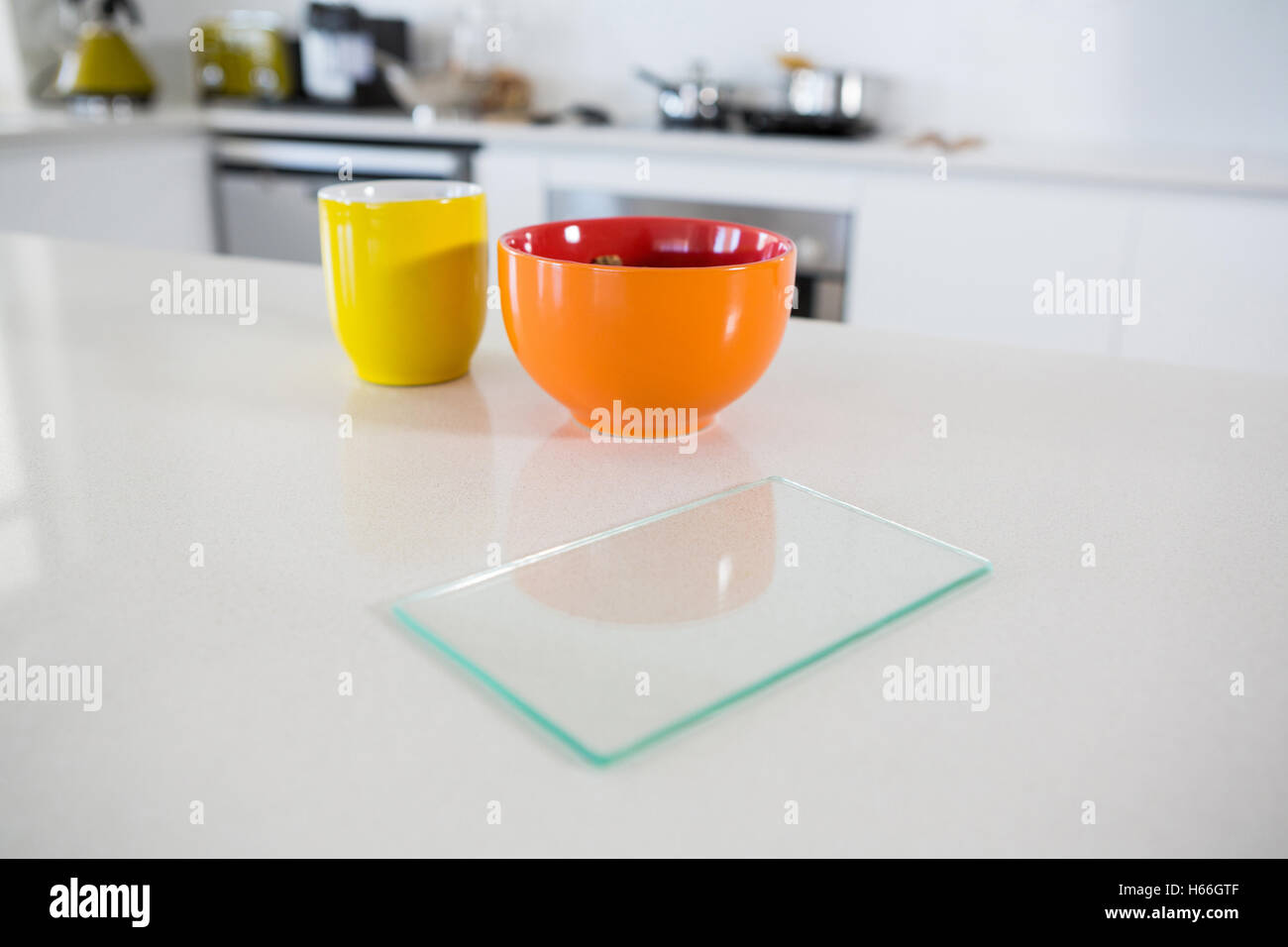 Bol avec petit-déjeuner dans la cuisine tasse à café Banque D'Images