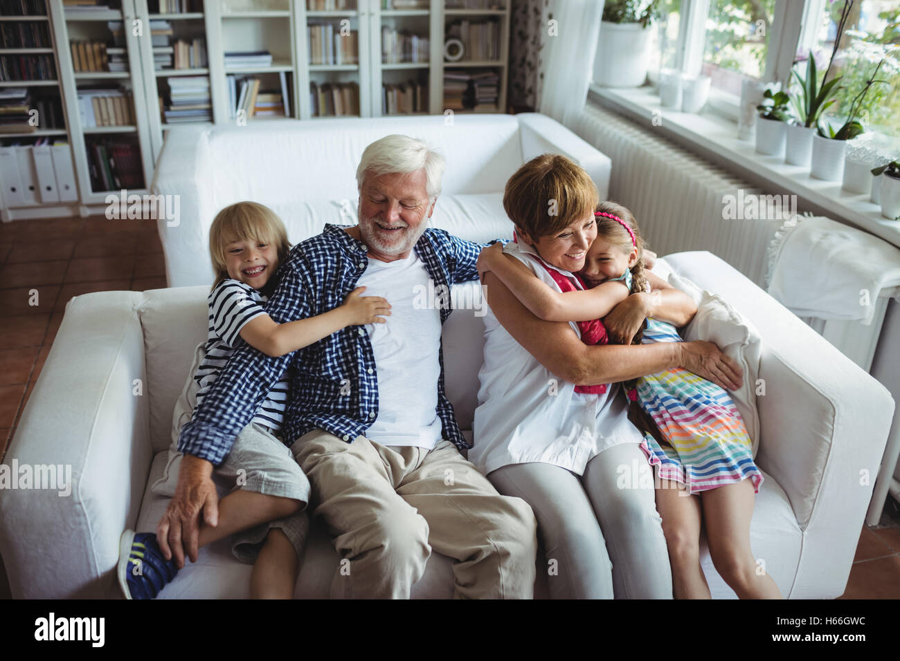 Les grands-parents d'avoir du plaisir avec leurs petits-enfants Banque D'Images