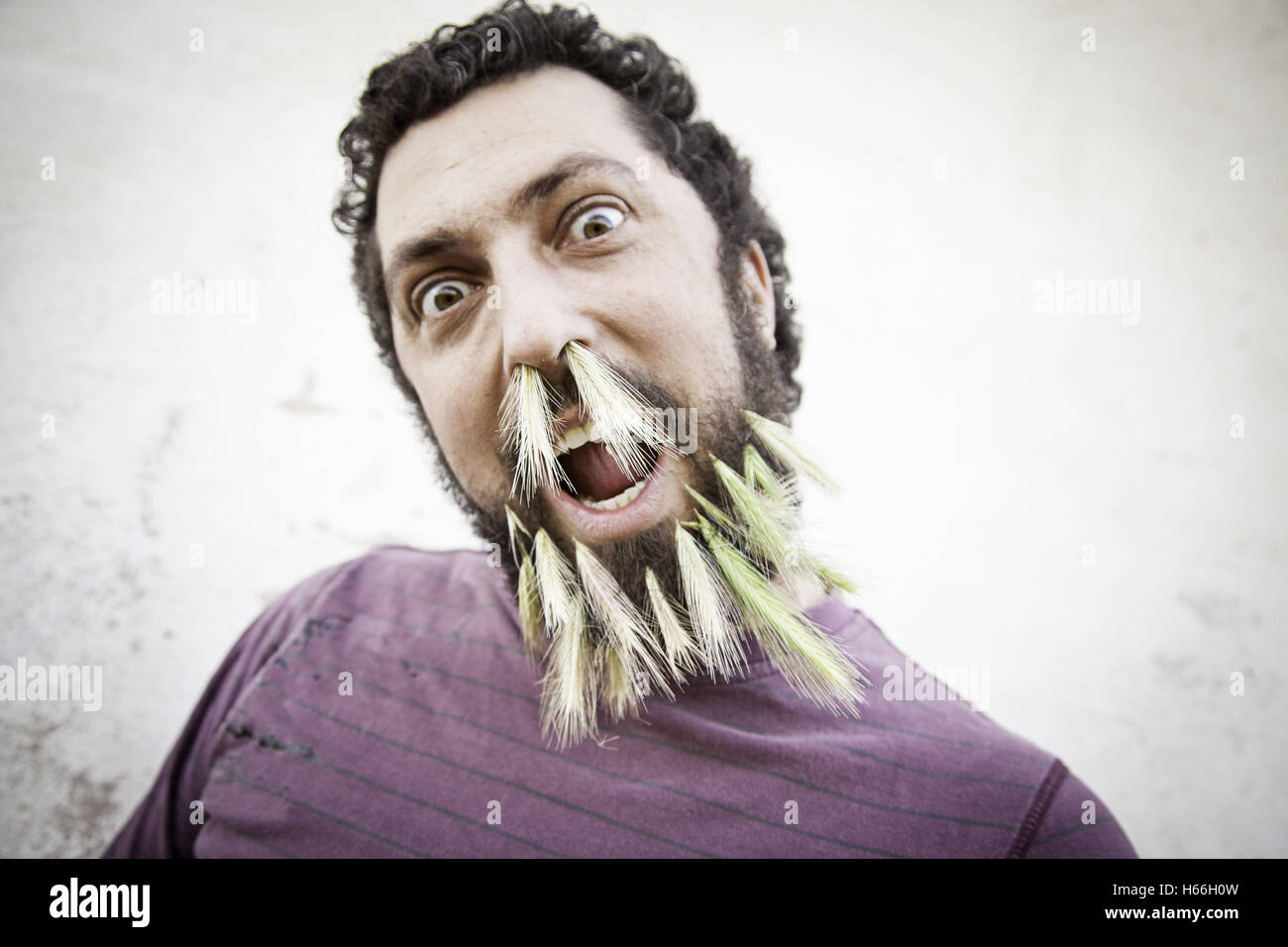 Homme barbu accroché les oreilles, la mode hippie Banque D'Images