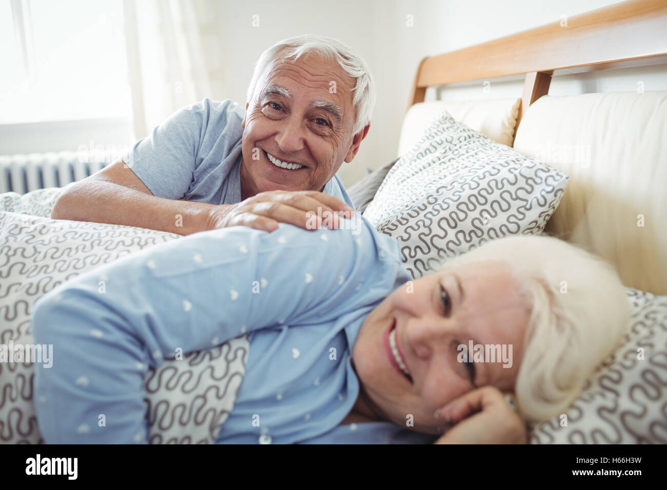 Happy senior couple lying on bed Banque D'Images