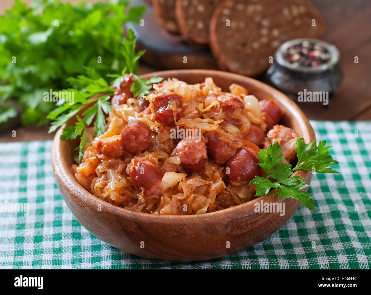 Le bigos polonais avec des saucisses et du bacon fumé Banque D'Images