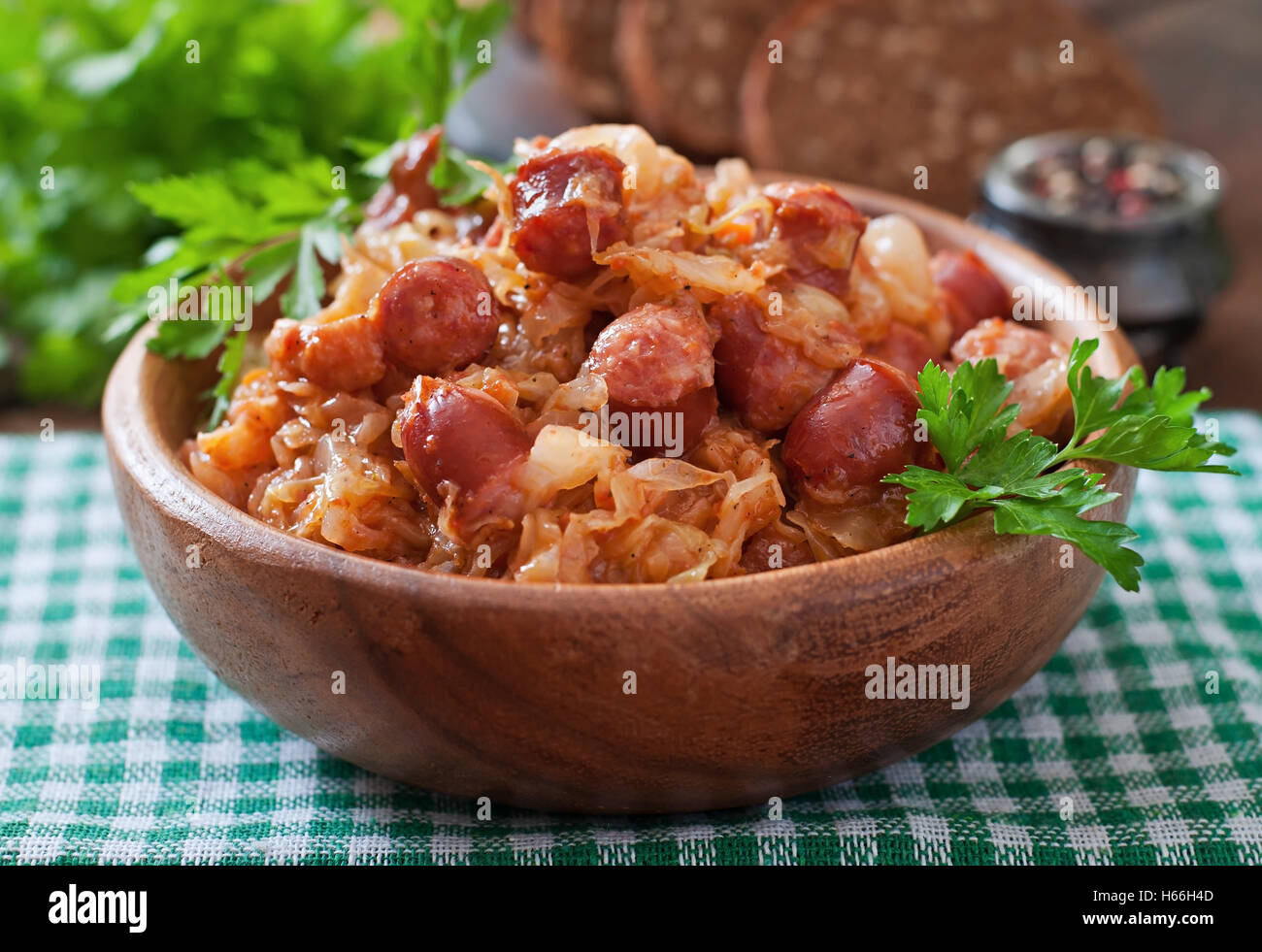 Le bigos polonais avec des saucisses et du bacon fumé Banque D'Images