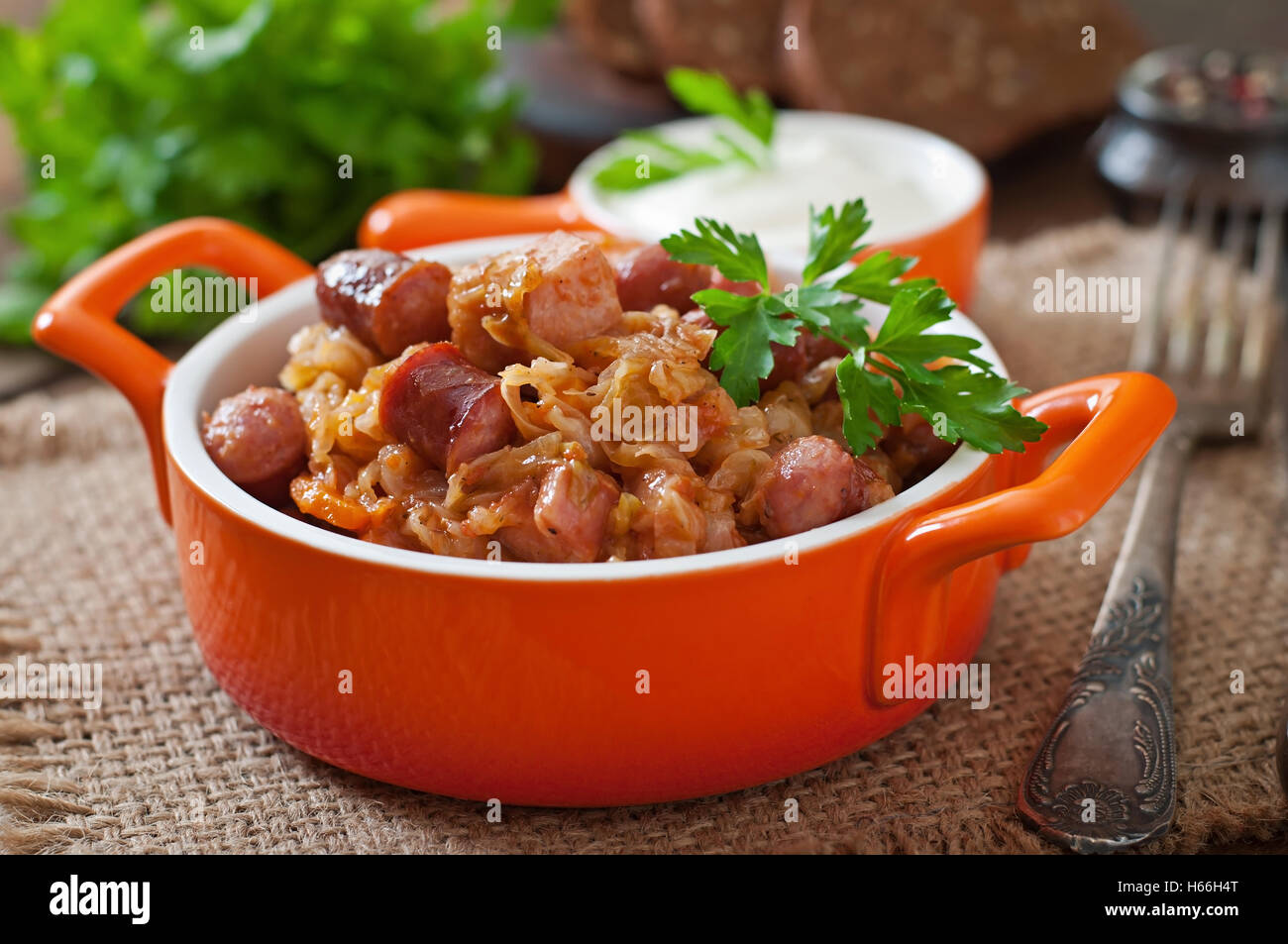 Le bigos polonais avec des saucisses et du bacon fumé Banque D'Images