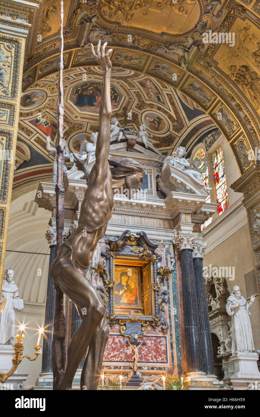 Rome - La sculpture moderne de Jésus sur la corss et sanctuaire de l'église la Basilique Santa Maria del Popolo Banque D'Images