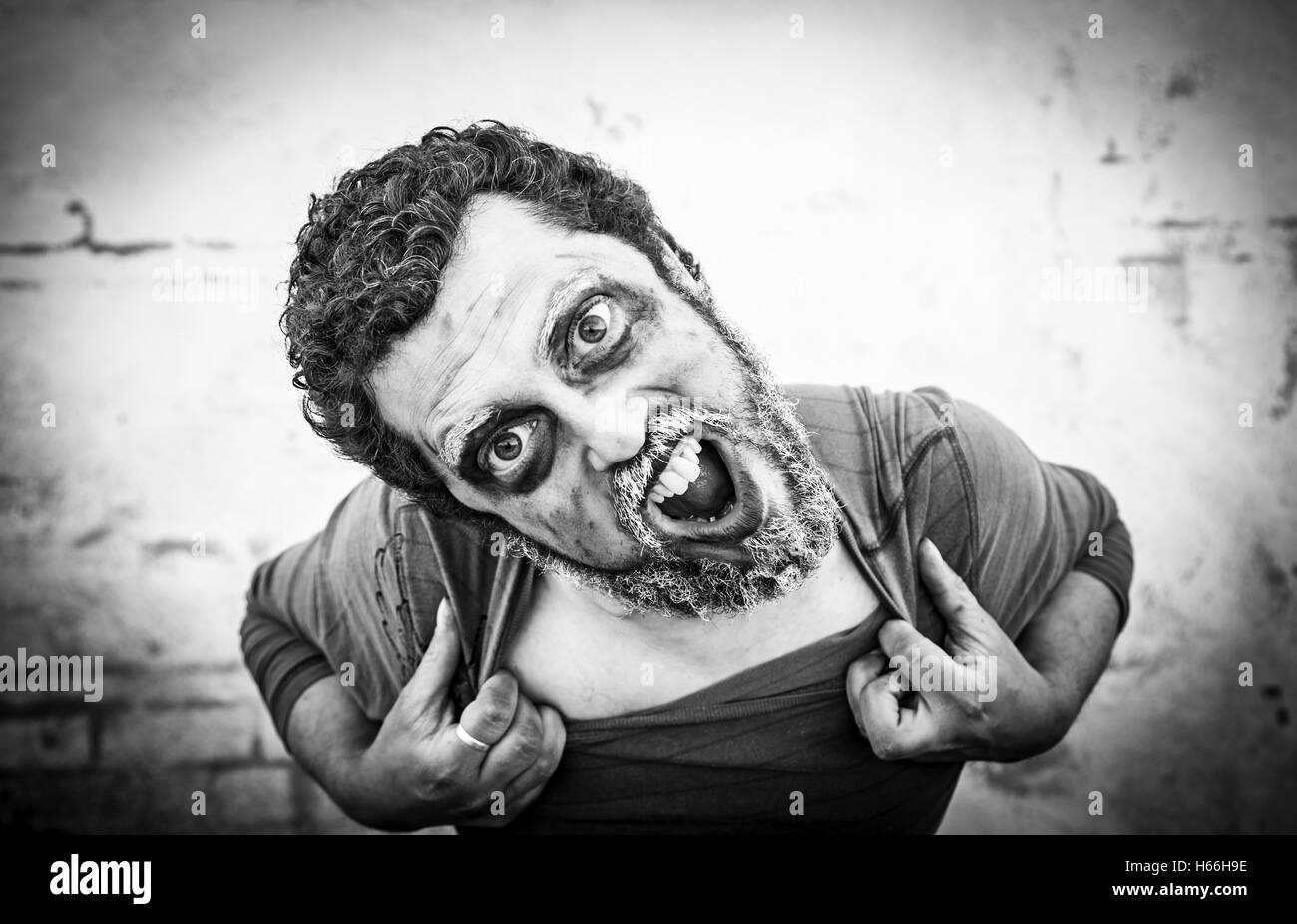 L'homme monstrueux et agressif dans halloween Banque D'Images