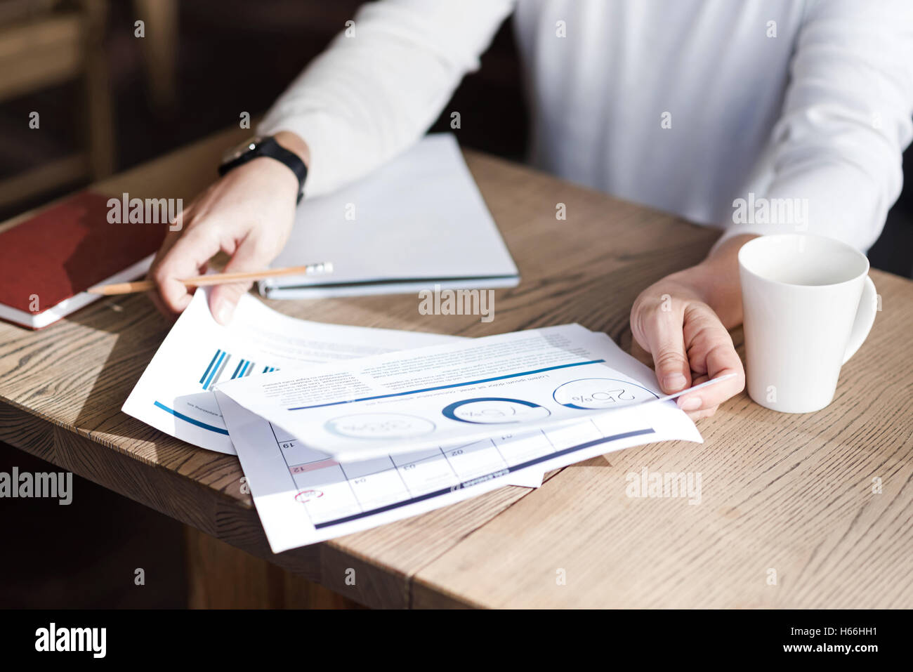 Close up of man putting papiers en ordre Banque D'Images