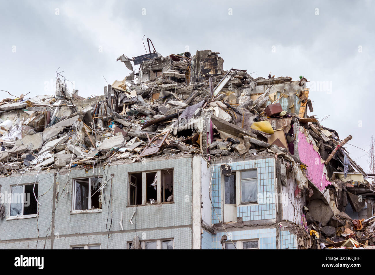 Démolition de bâtiments en milieu urbain. Maison en ruines. Banque D'Images