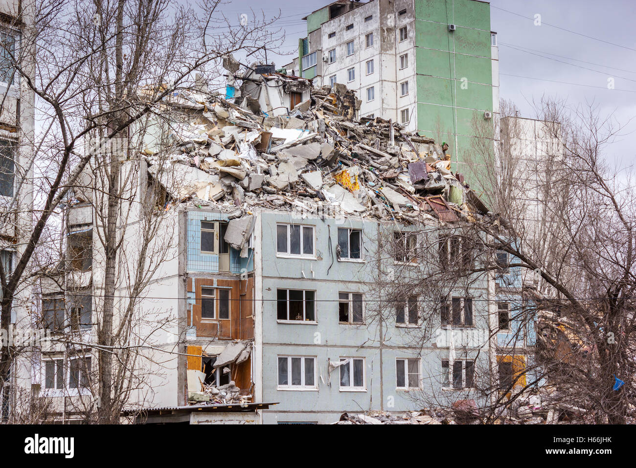 Démolition de bâtiments en milieu urbain. Maison en ruines. Banque D'Images