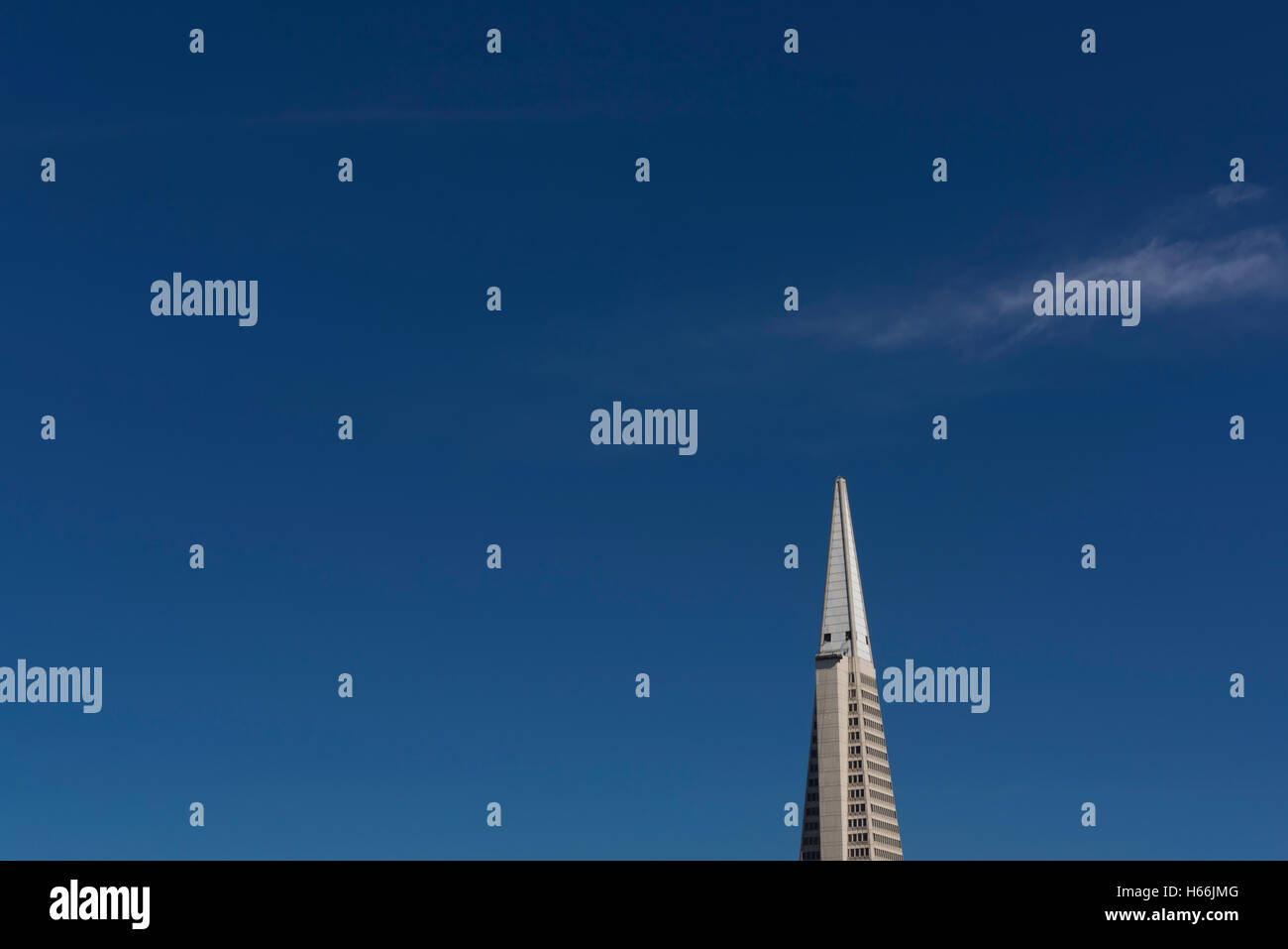 Ciel bleu sur San Francisco, montrant la Transamerica Pyramid Building, California, USA Banque D'Images