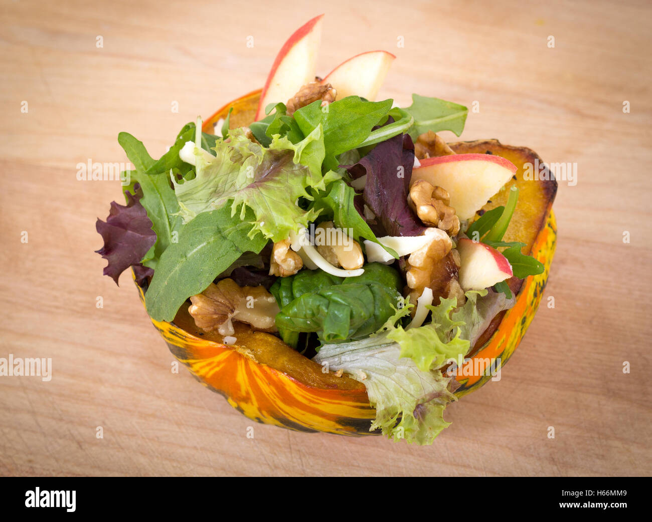 Carnaval farci avec de la courge salade noix apple sur table en bois libre studio shot Banque D'Images