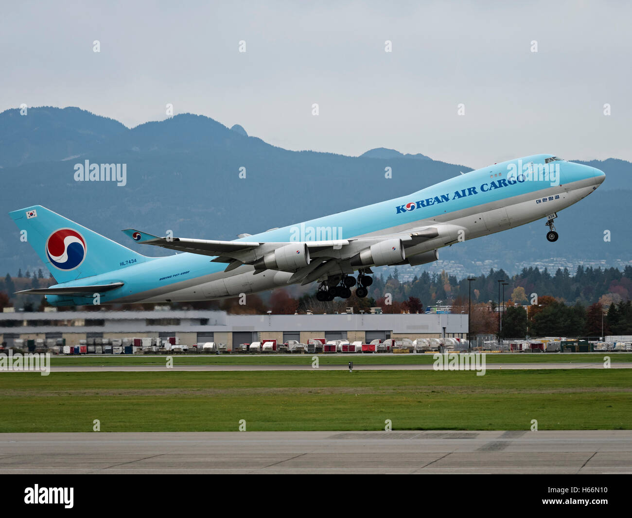 Un Boeing 747 de Korean Air Cargo (747-400 F) HL7434 air cargo freighter décollant de l'Aéroport International de Vancouver, Canada Banque D'Images