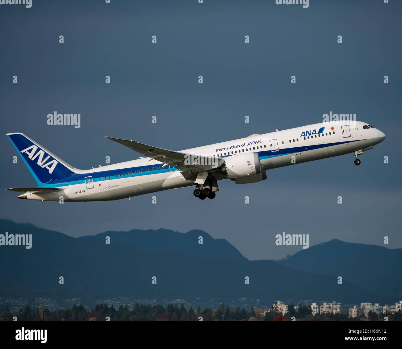 All Nippon Airways ANA Boeing 787 (787-9) JA839A Dreamliner passenger jet prendre l'avion qui décolle de l'aéroport de Vancouver aéroporté Banque D'Images