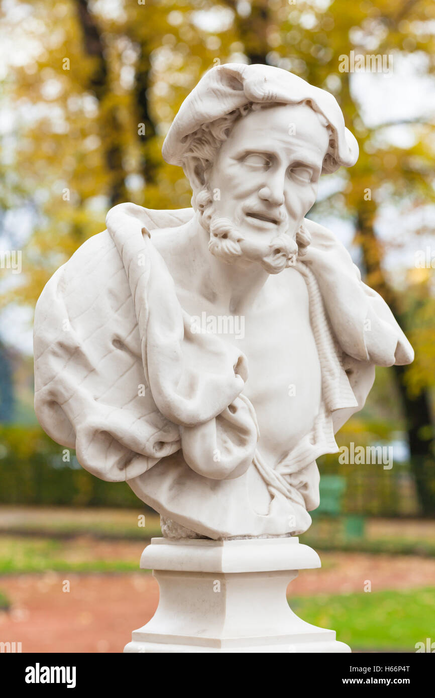 Buste sculptural du philosophe Aristote dans le jardin d'été, Saint-Pétersbourg Banque D'Images