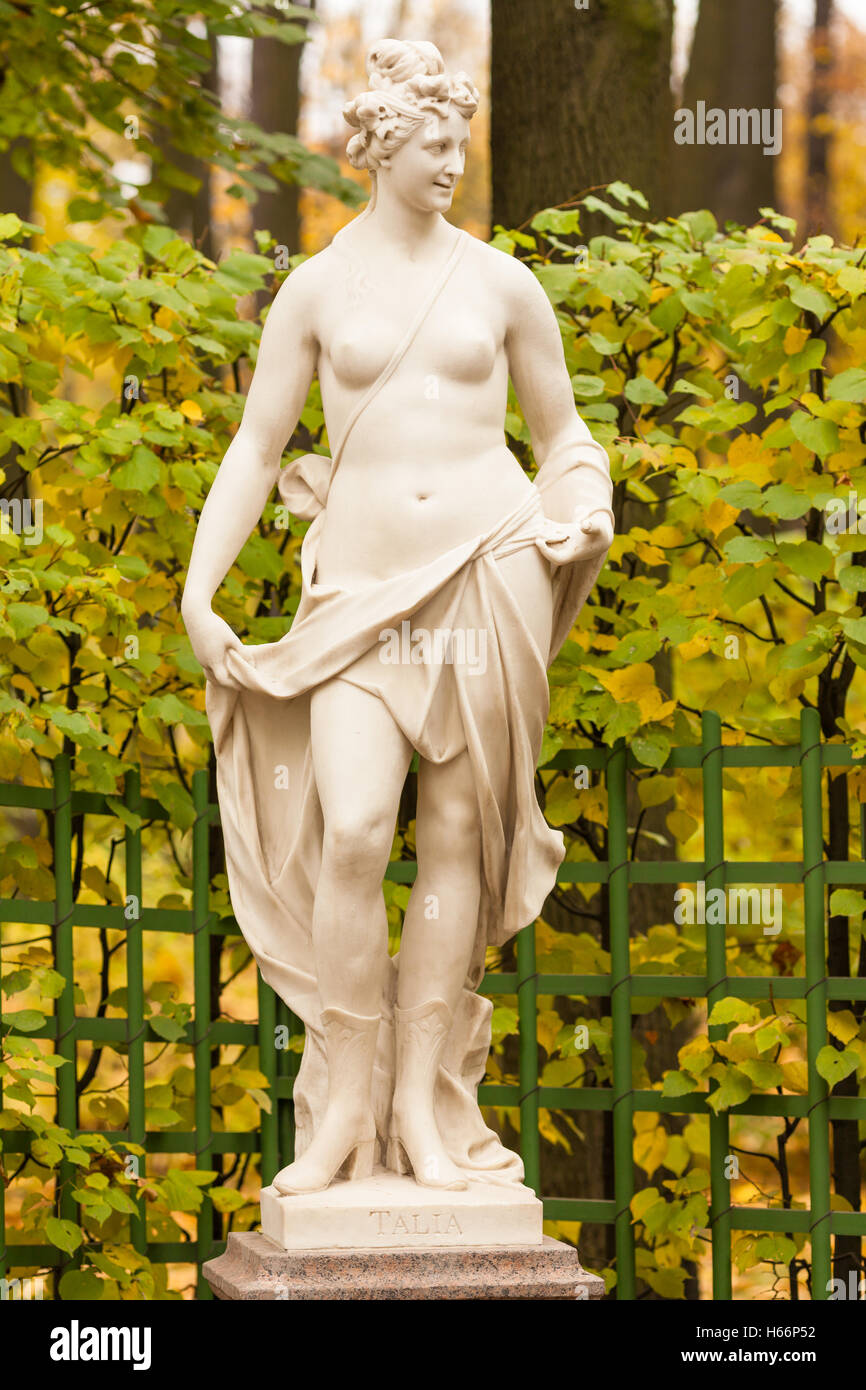 La taille de la sculpture grecque antique - muse de la comédie, l'une des neuf muses dans le jardin d'été, Saint-Pétersbourg Banque D'Images