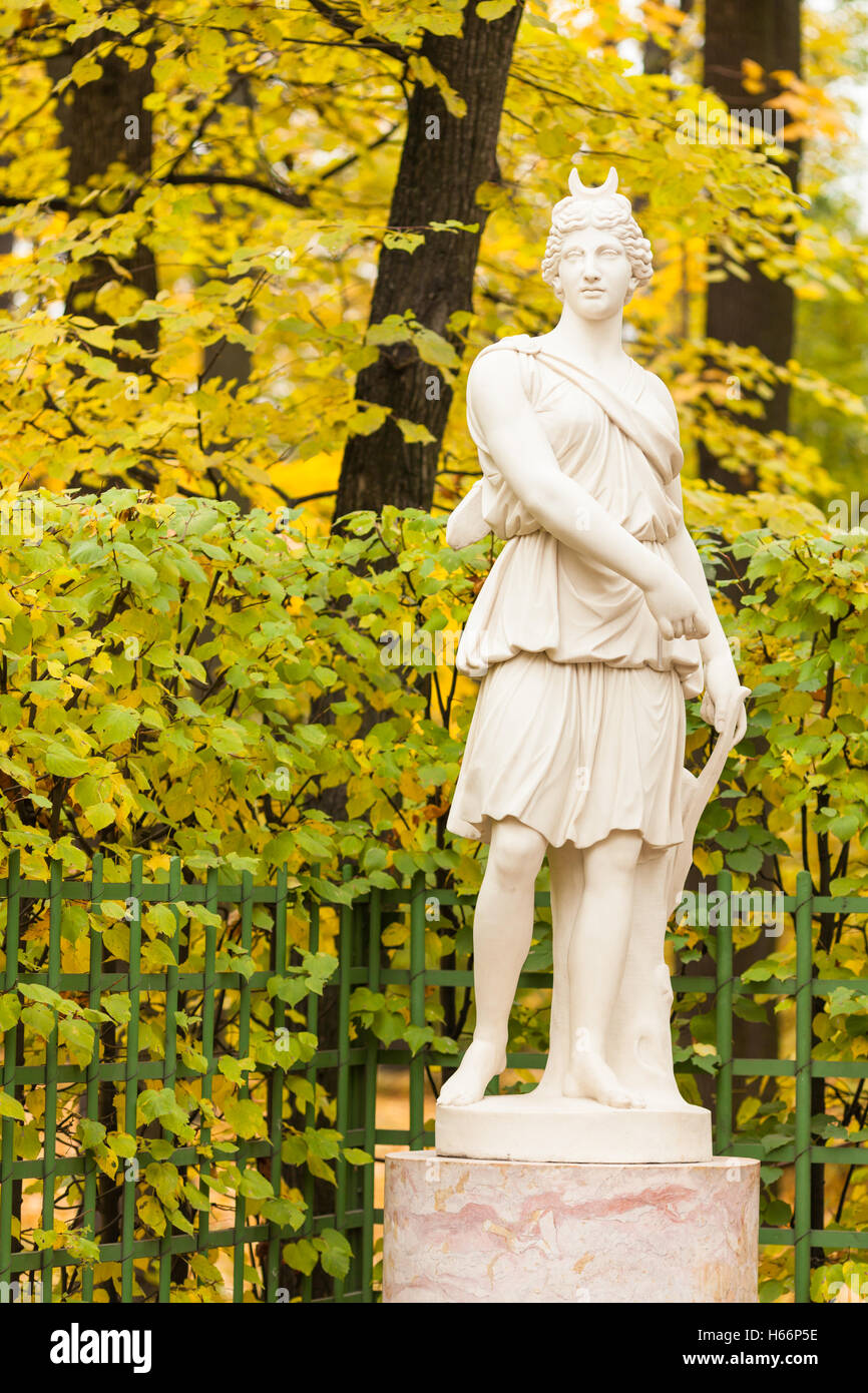 Sculpture de la déesse de la chasse Artémis (Diane) dans le jardin d'été, Saint-Pétersbourg Banque D'Images