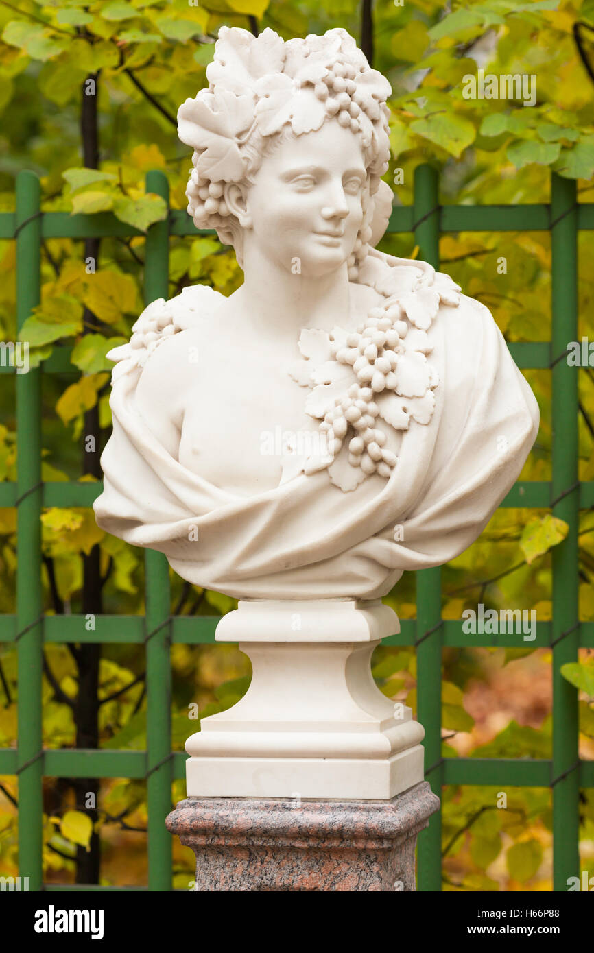 Buste sculptural de l'Allégorie de l'automne (Bacchus) dans le jardin d'été, Saint-Pétersbourg Banque D'Images