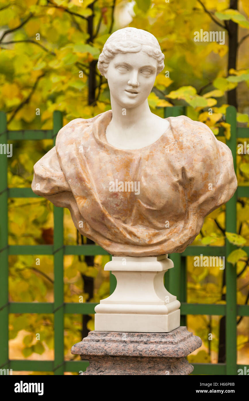 Buste sculptural de la jeune femme en rose drapé dans le jardin d'été, Saint-Pétersbourg Banque D'Images