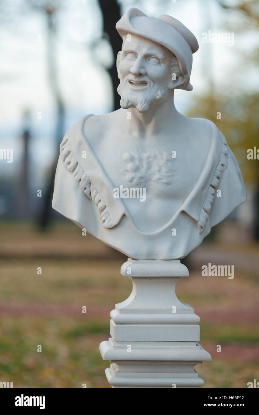 Buste sculptural de l'ancien philosophe grec Démocrite dans le jardin d ...