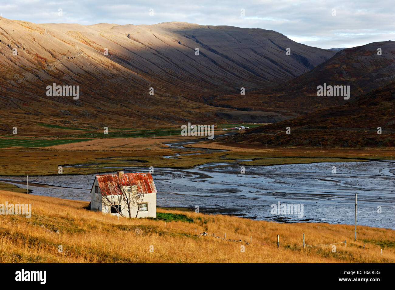 Vieille maison abandonnée à Fjörd paysage, Westfjörds, l'Islande, de l'Atlantique Nord, Europe Banque D'Images