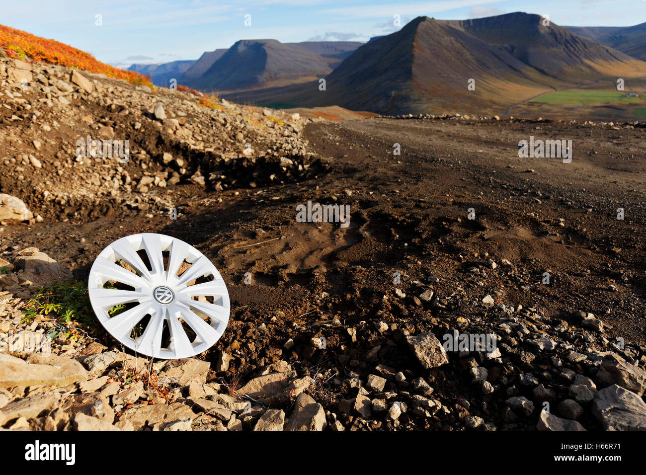 Enjoliveur de roue perdue sur le côté du chemin de terre, Westfjörds, l'Islande, de l'Atlantique Nord, Europe Banque D'Images