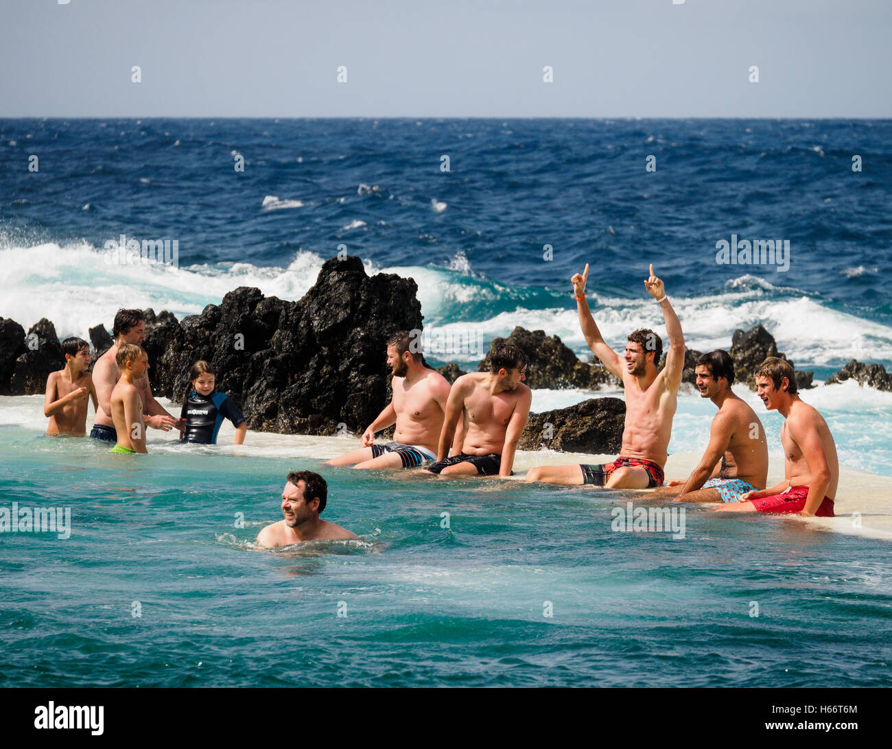 Les touristes et les populations locales bénéficient d'une baignoire en plein air d'eau de mer de l'Océan Atlantique piscines naturelles de Porto Moniz, Madeira Banque D'Images