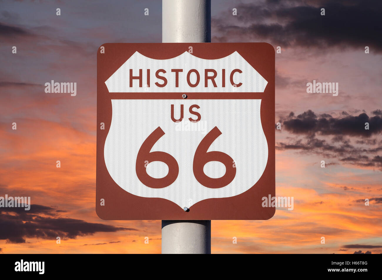 Nous historique Route 66 panneau routier avec Ciel de coucher du soleil. Banque D'Images